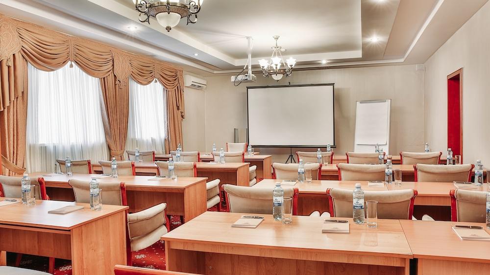 Hotel Goldman Empire Astana Zewnętrze zdjęcie